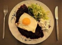 Kartoffel-Rote-Bete-Rösti mit Spiegelei, angemachtem Hüttenkäse und Endiviensalat - YUMMY