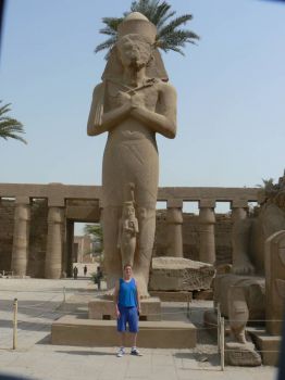 Big statue of Ramsis 2, his wife nefratari and ME