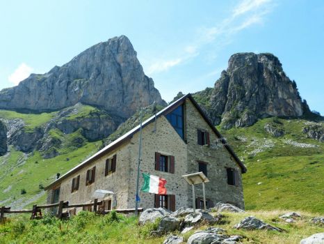 Alpine hut (large)