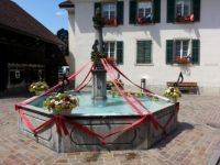 Der Dorfbrunnen im Zentrum von Seon
