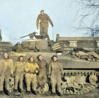 Canadees militair Len van Roon op  tank "Calamity Jane"