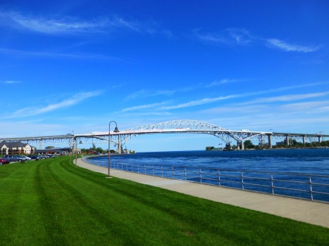 Solve Blue Water Bridge jigsaw puzzle online with 252 pieces