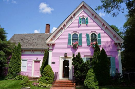 Solve Pink Victorian House #1 jigsaw puzzle online with 77 pieces