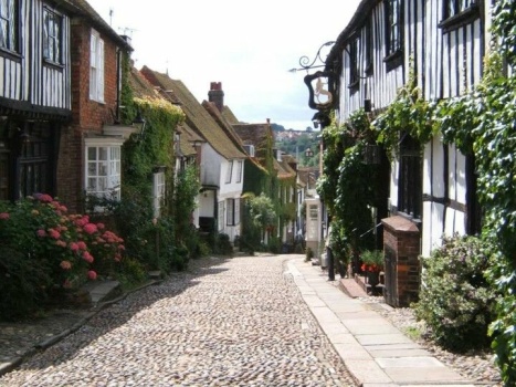 Solve Mermaid street, Rye, East Sussex jigsaw puzzle online with 99 pieces