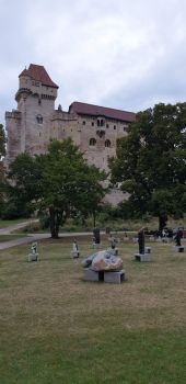 Steinskulpturen vor der Burg Liechtenstein (Niederösterreich)