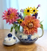 Dahlia arrangement in Dutch teapot