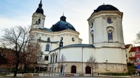 Barokní kostel v obci Křtiny.