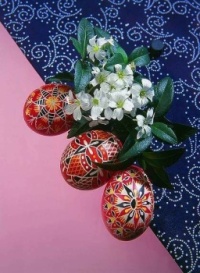 Velikonoční dekorace s bílými květy