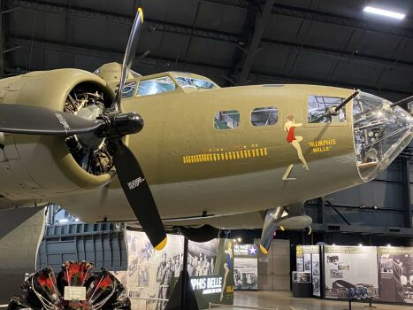 Solve B-17 Memphis Belle jigsaw puzzle online with 130 pieces