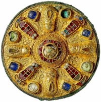 Eine frühmittelalterliche Goldscheibenfibel (A golden fibula from the early Middle Ages)