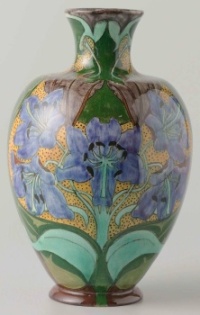 Vaas met Symmetrisch Geplaatste Bloemen (Vase with Symmetrically Placed Flowers), Brantjes en Co., Firma Wed. N.S.A., c. 1898-1904