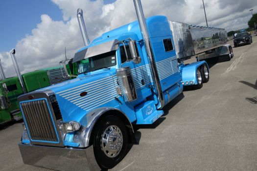 Solve Blue with white stripes Peterbilt_1 jigsaw puzzle online with 442 ...