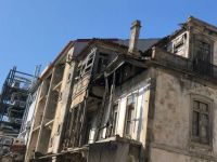 Crumbling balcony - Porto