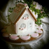 This is the sweetest little gingerbread house....