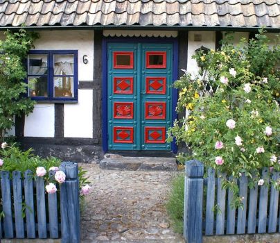 Door in Sweden, photo by Hellebardius (pic cropped)