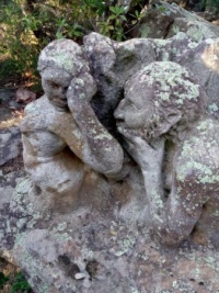 sculpture dans la forêt