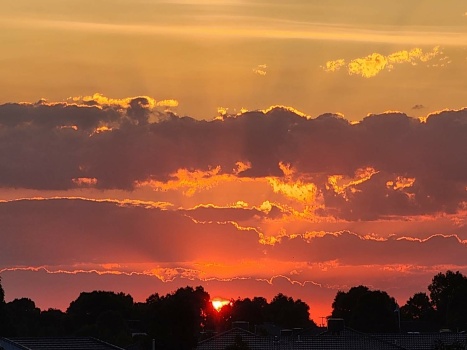 Solve Sunset layers 3 jigsaw puzzle online with 80 pieces
