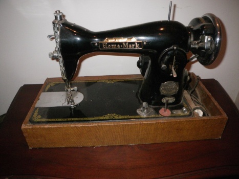 Solve Sewing machine jigsaw puzzle online with 20 pieces