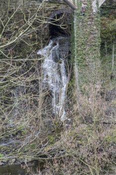 Llangollen 26-03-2016 stream outfall into dee below berwyn station 01