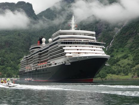 Cunard_Queen_Elizabeth_Geiranger_Norway