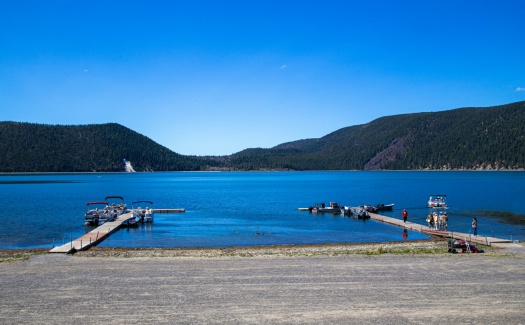 Solve EAST LAKE jigsaw puzzle online with 77 pieces