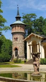 Vodárenská věž u oranžerie v zámeckém parku Sychrov