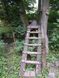 přes řeku