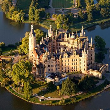 Solve Schwerin castle, Germany jigsaw puzzle online with 144 pieces