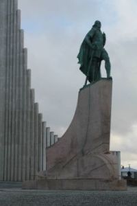 Iceland, Reykjavik, Leif Ericsson discoverer in front of Hallsgrim Kirkja (church)