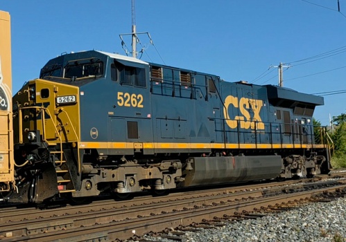 Solve Recent repaint of CSXT 5262 jigsaw puzzle online with 300 pieces