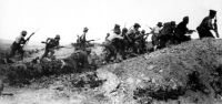 WWI-soldiers-charging-Gallipoli 25th April 1915