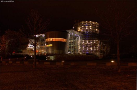 Gläserne Fabrik (Dresden) bei Nacht