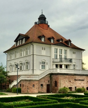 Solve Villa Schmidt, Hamburg Germany jigsaw puzzle online with 80 pieces