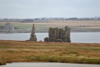 Wick 23-10-2024 Ackergill Tower, Castle Sinclair Girnigoe & CAstle bay stone stacks from Noss Head Lighthouse horizontal panorama 01
