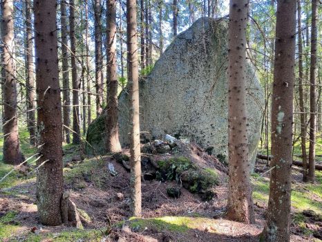 Big boulder and remnants of a hut