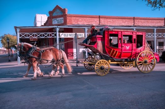 Solve StageCoach jigsaw puzzle online with 70 pieces