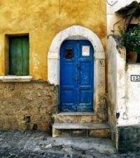 Blue door in Italy, by Vittorio Pandolfi