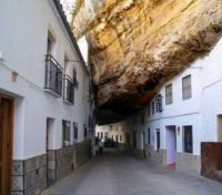 Sentenil las Bodegas, a village built under a rock