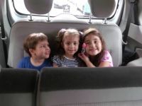 NETOS NO QUINTAL DO CARRO.