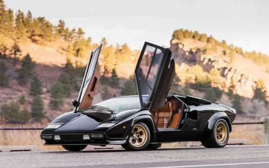 Solve Lamborghini-Countach-LP400 jigsaw puzzle online with 135 pieces