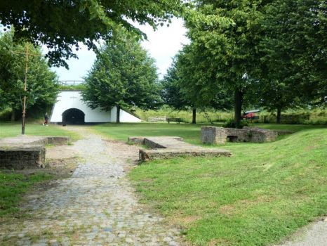Series: walk around the old defense works (town wall) of Brielle. Built in the form of a star with 9 points. Each point again is built with 5 sides, also like a star. On each 'point' canons and soldiers were placed. Outw