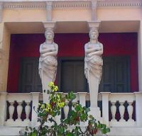 ΤΟ ΣΠΙΤΙ ΜΕ ΤΙΣ ΚΑΡΥΑΤΙΔΕΣ