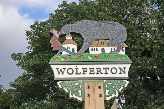 Solve WOLFERTON VILLAGE SIGN jigsaw puzzle online with 40 pieces