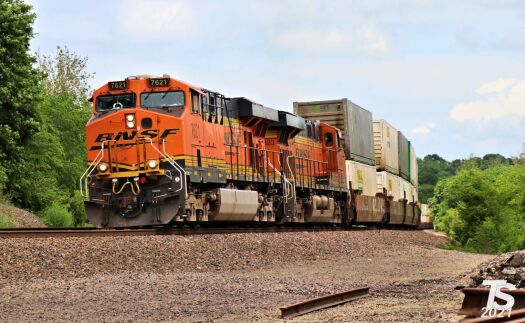 BNSF 7621 Leads WB Intermodal at Olathe, KS on 6-6-21
