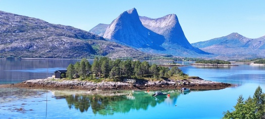 Solve Efjord jigsaw puzzle online with 84 pieces