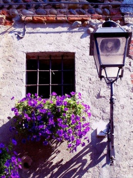 Janela do castelo Borgo di Ponzanello na antiga vila de Lunigiana, Italia