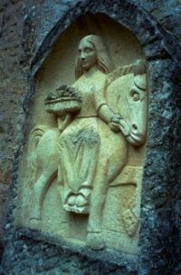 Cavalière en bas-relief